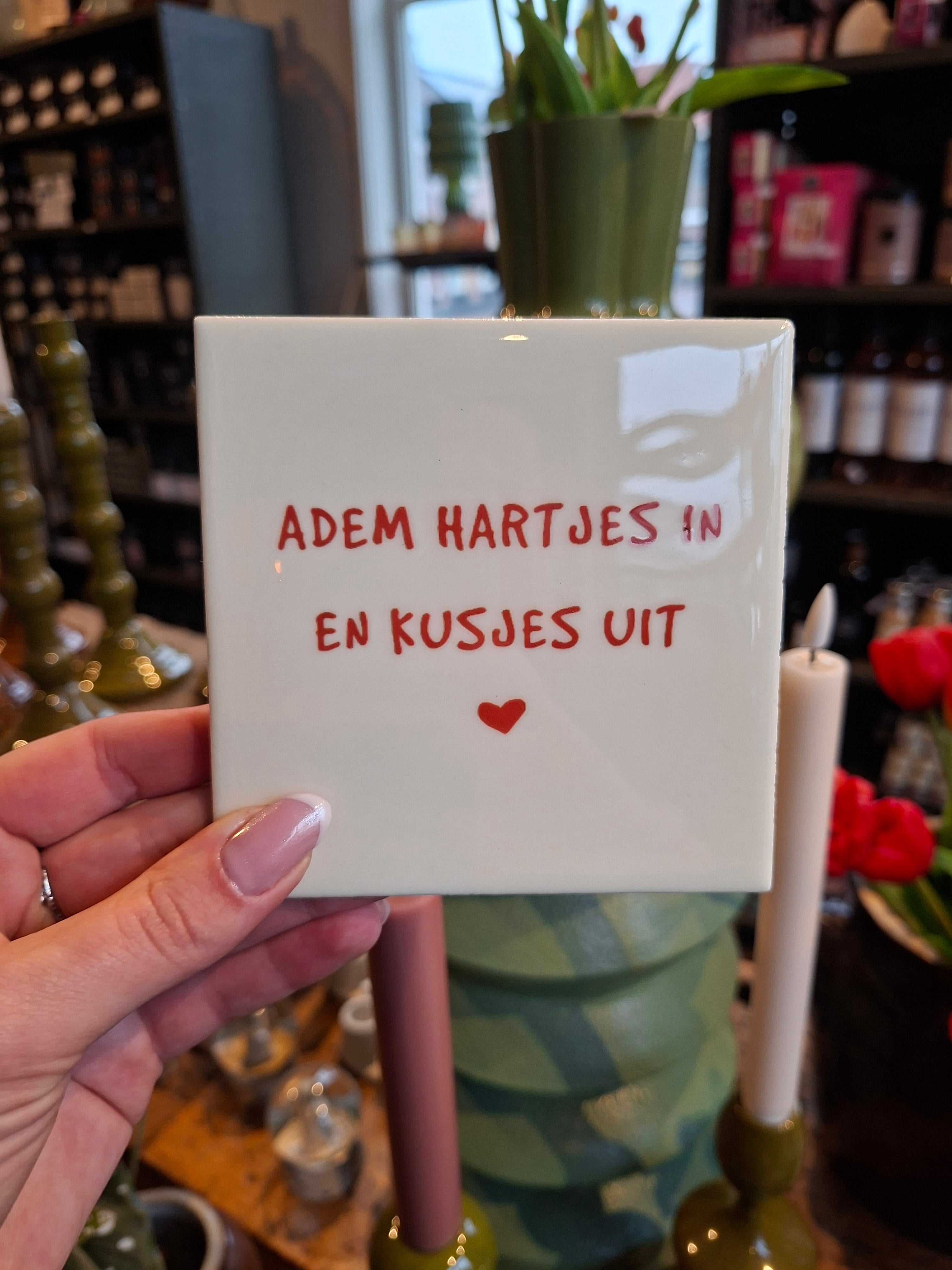 Tegeltje adem hartjes in en kusjes uit.